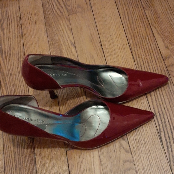 VGUC Anne Klein red Patent leather pumps
